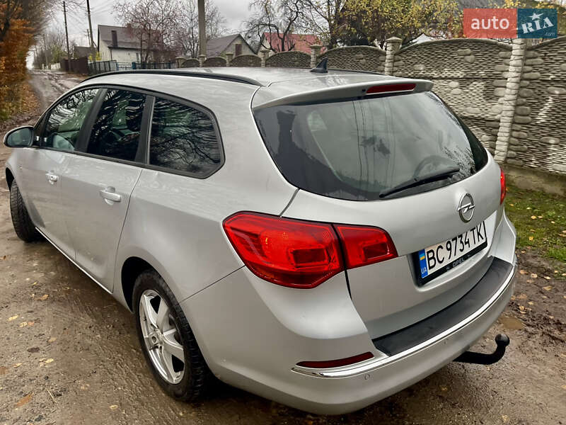 Універсал Opel Astra 2014 в Рівному