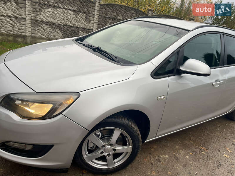 Універсал Opel Astra 2014 в Рівному