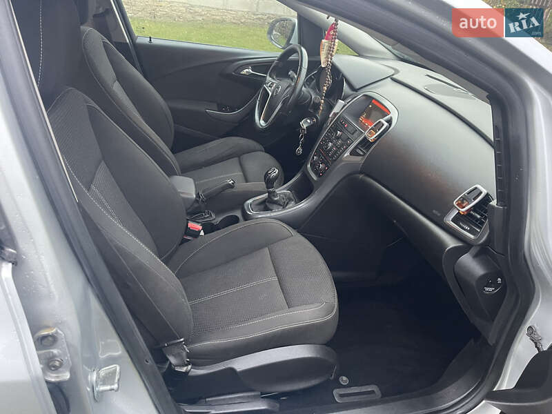 Універсал Opel Astra 2014 в Рівному