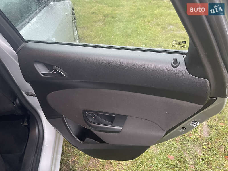 Універсал Opel Astra 2014 в Рівному