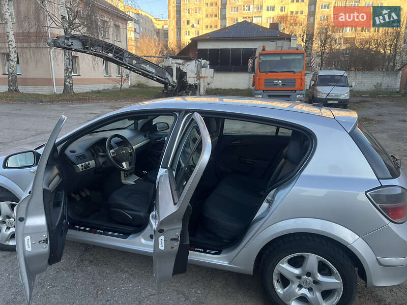 Хэтчбек Opel Astra 2008 в Ровно