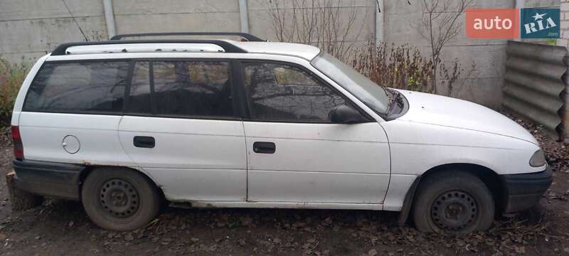 Універсал Opel Astra 1996 в Синельниковому