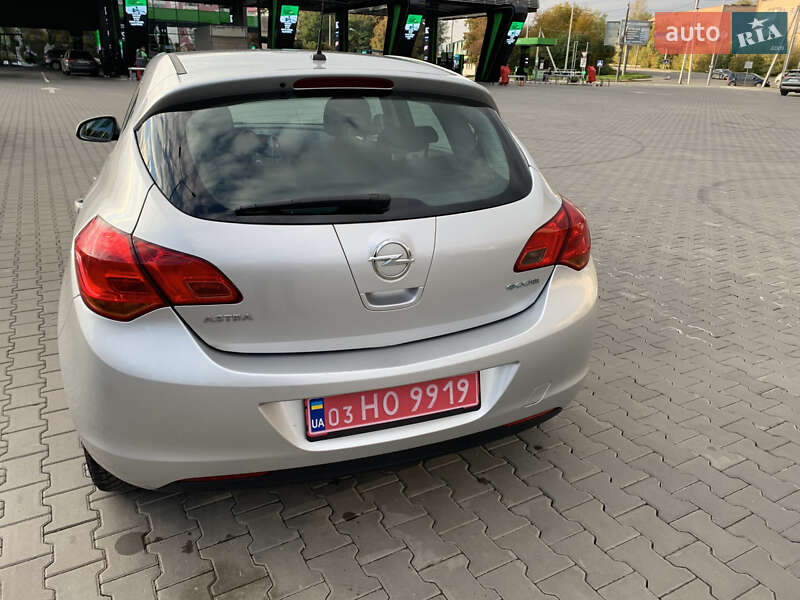 Хэтчбек Opel Astra 2011 в Луцке