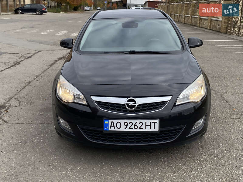 Універсал Opel Astra 2011 в Виноградові