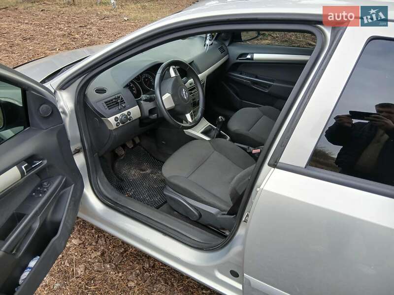Хэтчбек Opel Astra 2007 в Золотоноше