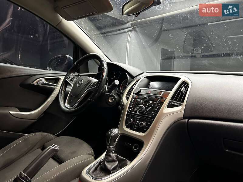 Универсал Opel Astra 2011 в Черновцах