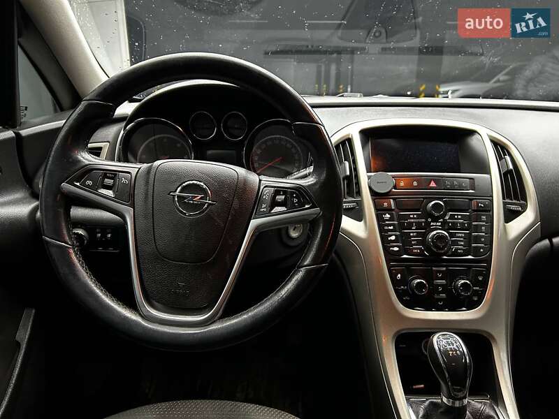 Универсал Opel Astra 2011 в Черновцах