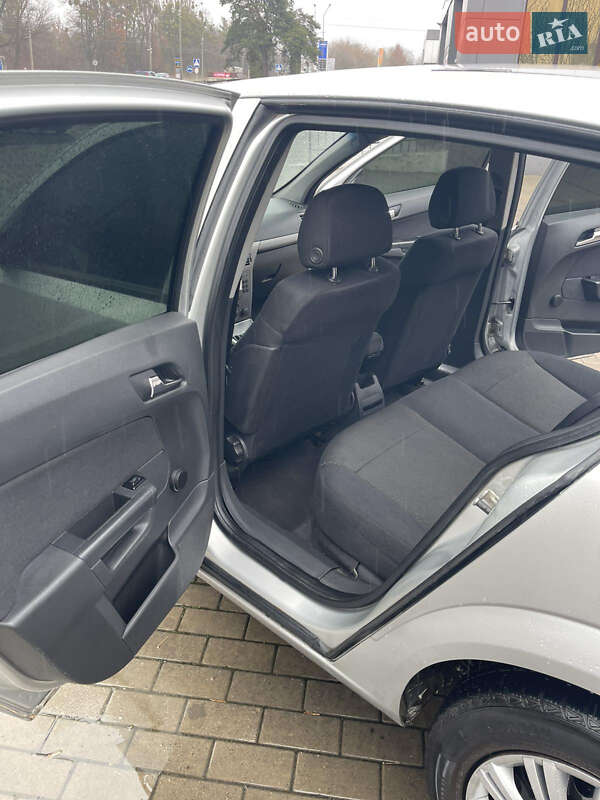 Хэтчбек Opel Astra 2006 в Ровно