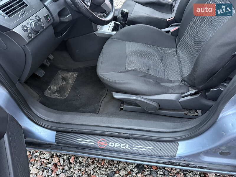 Универсал Opel Astra 2006 в Переяславе