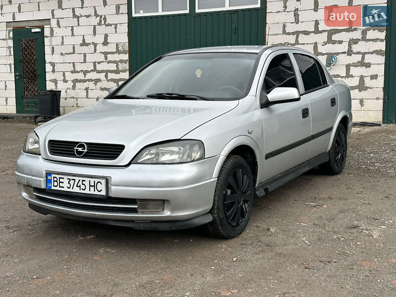 Седан Opel Astra 2004 в Новом Буге