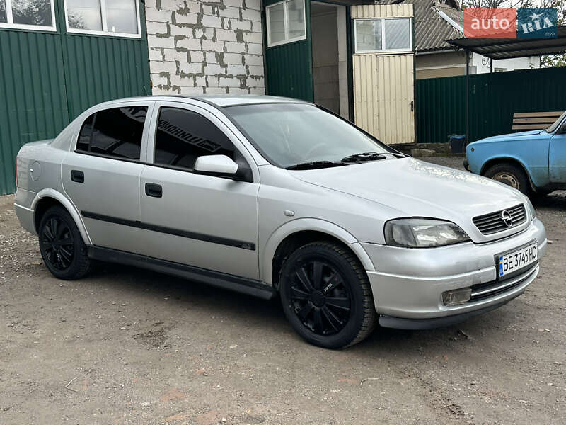 Седан Opel Astra 2004 в Новом Буге