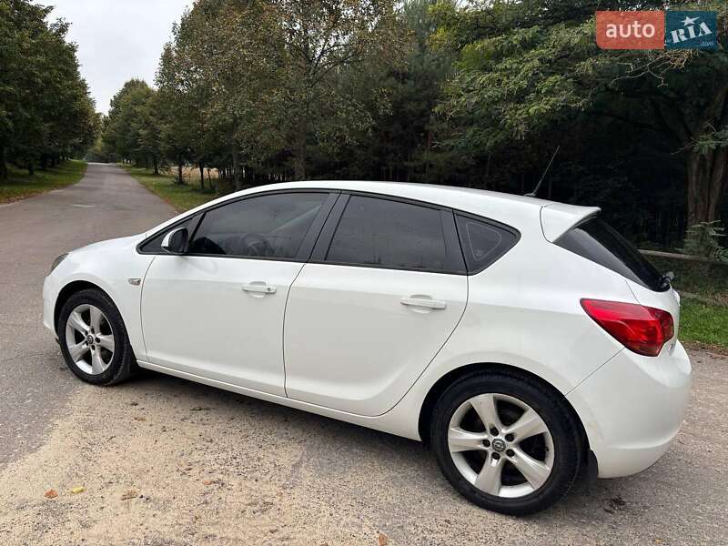 Хэтчбек Opel Astra 2010 в Жовкве