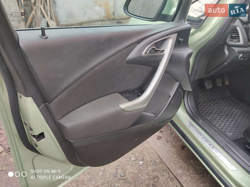 Універсал Opel Astra 2011 в Харкові