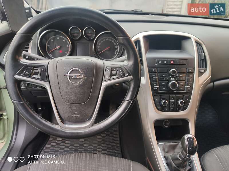 Універсал Opel Astra 2011 в Харкові