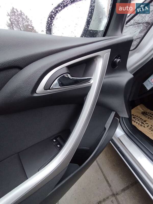 Універсал Opel Astra 2011 в Луцьку