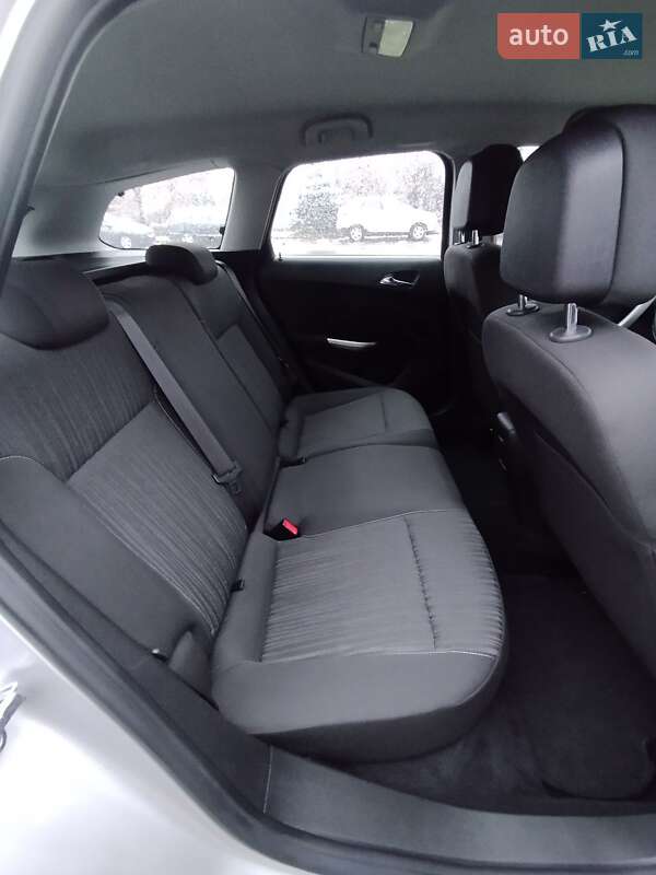 Універсал Opel Astra 2011 в Луцьку