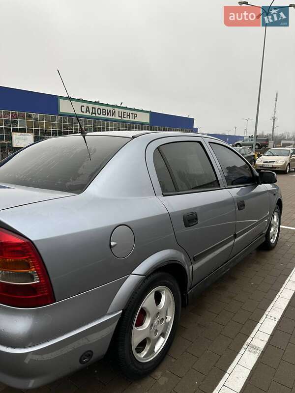 Седан Opel Astra 2006 в Сумах