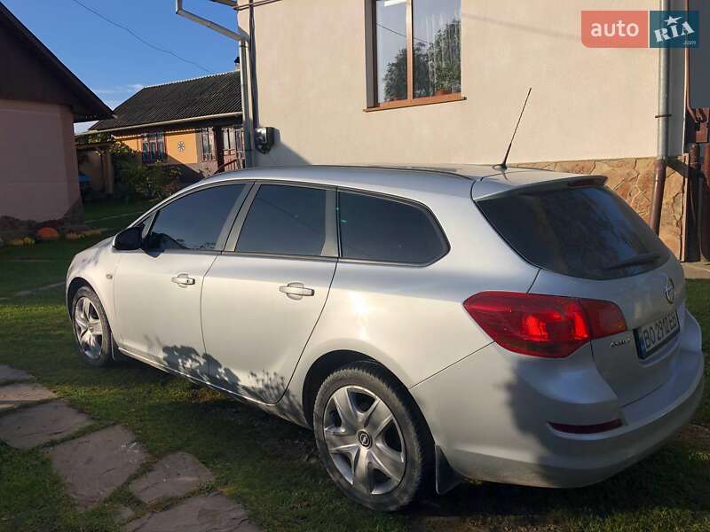 Универсал Opel Astra 2011 в Бучаче
