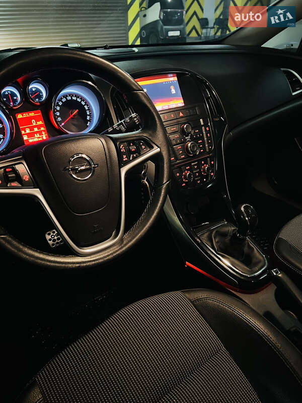 Хэтчбек Opel Astra 2015 в Львове