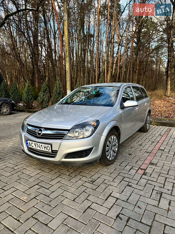 Універсал Opel Astra 2009 в Луцьку