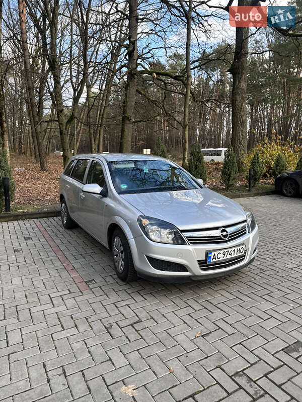 Універсал Opel Astra 2009 в Луцьку