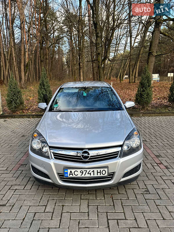Універсал Opel Astra 2009 в Луцьку