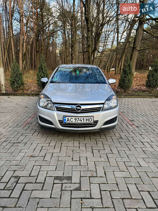 Універсал Opel Astra 2009 в Луцьку
