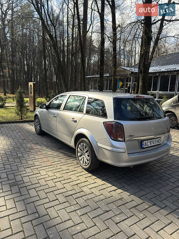 Універсал Opel Astra 2009 в Луцьку