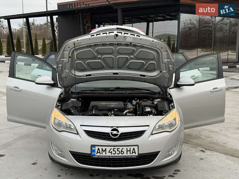 Универсал Opel Astra 2012 в Звягеле