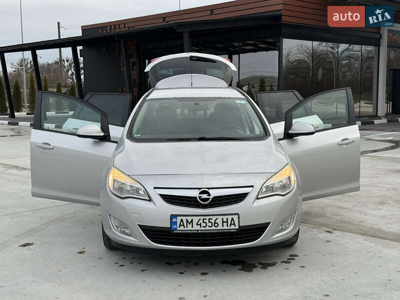 Универсал Opel Astra 2012 в Звягеле