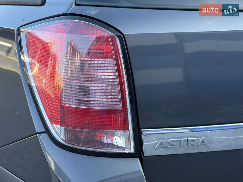 Универсал Opel Astra 2010 в Ровно