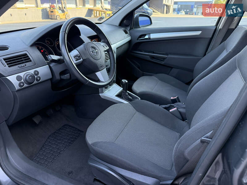Универсал Opel Astra 2010 в Ровно