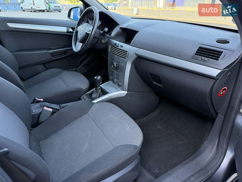 Универсал Opel Astra 2010 в Ровно