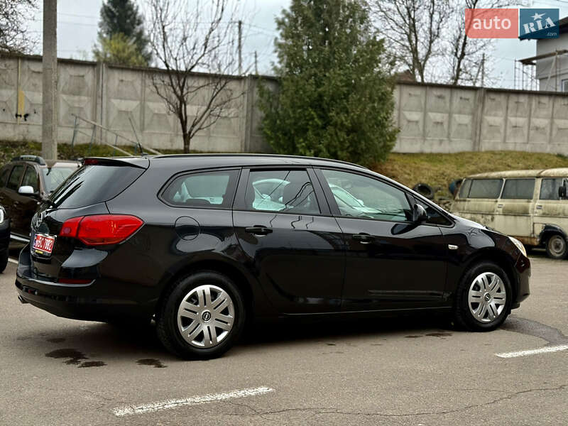 Універсал Opel Astra 2011 в Рівному