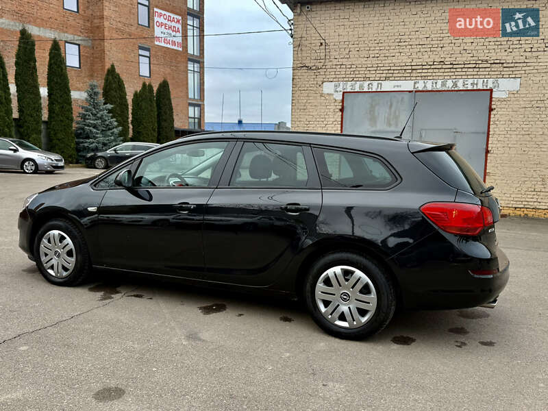 Універсал Opel Astra 2011 в Рівному