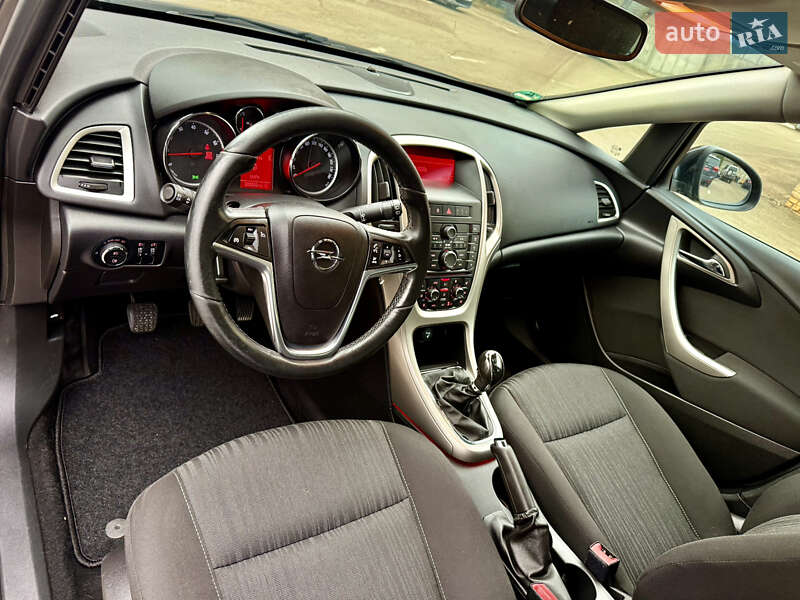 Універсал Opel Astra 2011 в Рівному