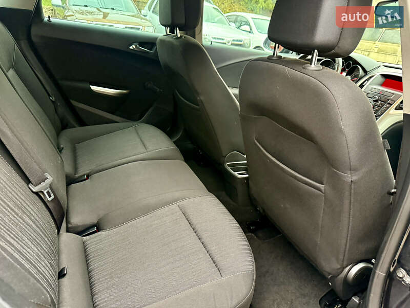 Універсал Opel Astra 2011 в Рівному