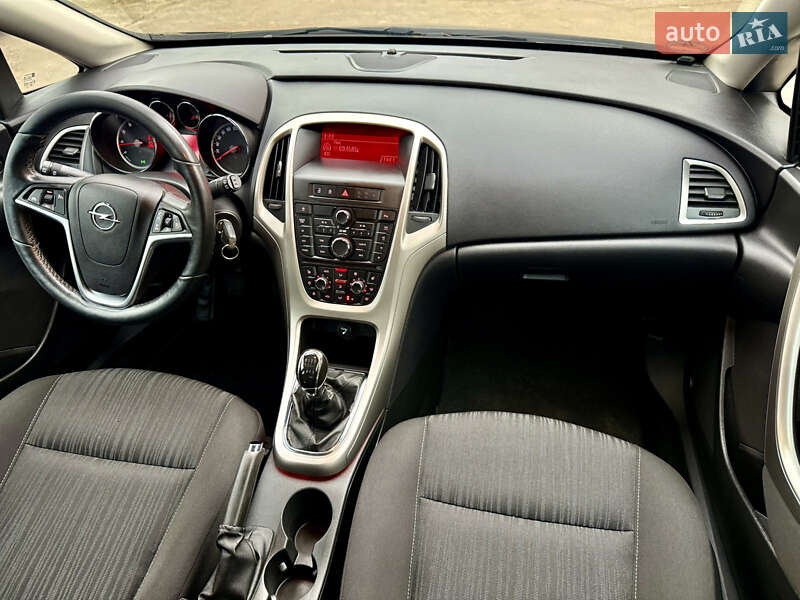 Універсал Opel Astra 2011 в Рівному