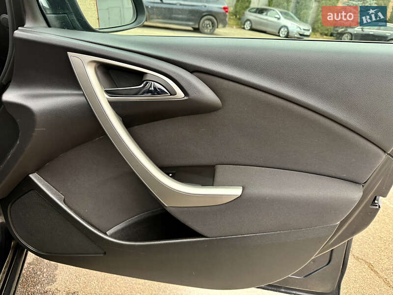 Універсал Opel Astra 2011 в Рівному