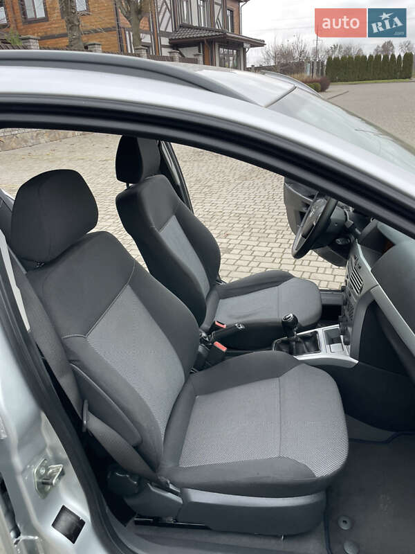 Універсал Opel Astra 2009 в Луцьку