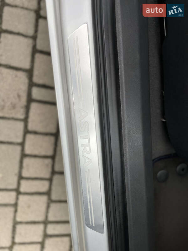 Універсал Opel Astra 2009 в Луцьку