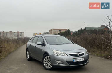 Універсал Opel Astra 2011 в Рівному