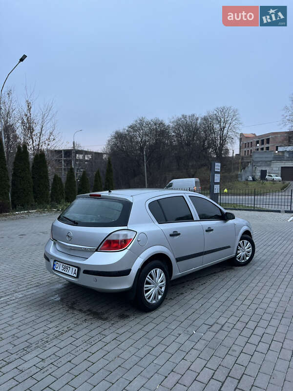 Хэтчбек Opel Astra 2006 в Ровно