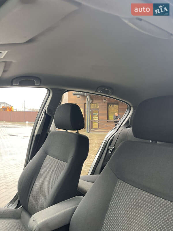 Хэтчбек Opel Astra 2006 в Ровно