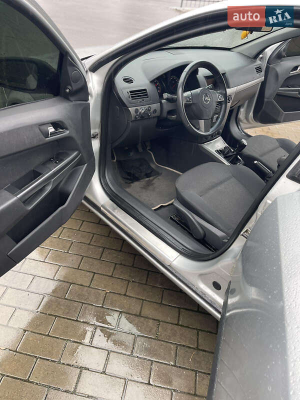 Хэтчбек Opel Astra 2006 в Ровно