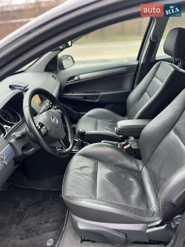 Универсал Opel Astra 2010 в Луцке