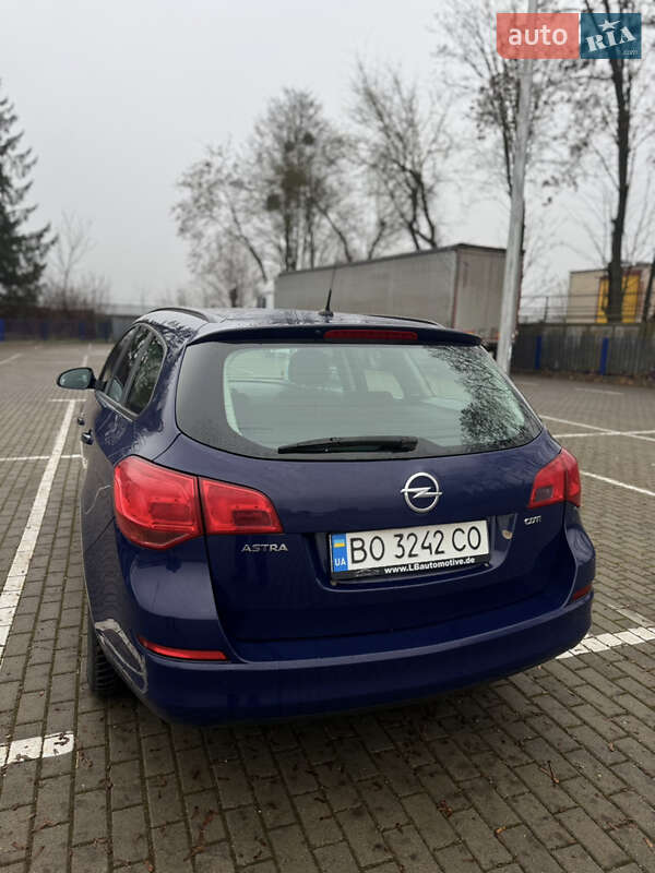 Универсал Opel Astra 2011 в Тернополе