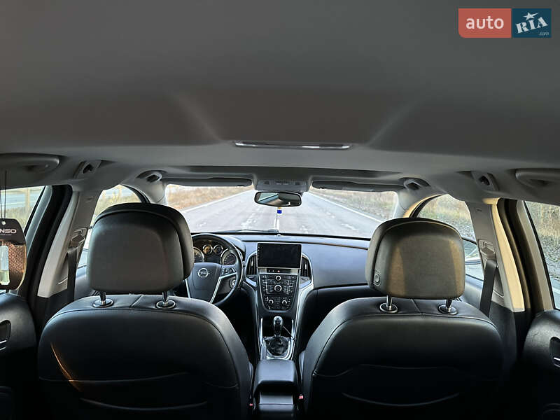 Універсал Opel Astra 2013 в Житомирі