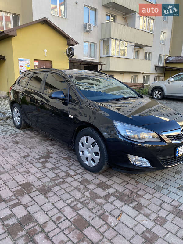 Універсал Opel Astra 2012 в Тернополі