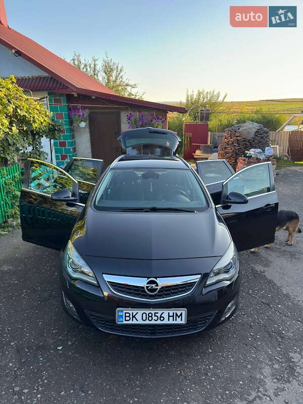 Универсал Opel Astra 2011 в Ровно